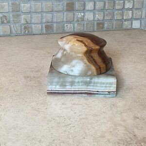 ONYX NATURAL STONE PAPER WEIGHT 2 3/4” x 2 1/4” MADE IN ITALY 1.3 LBS BEAUTIFUL
